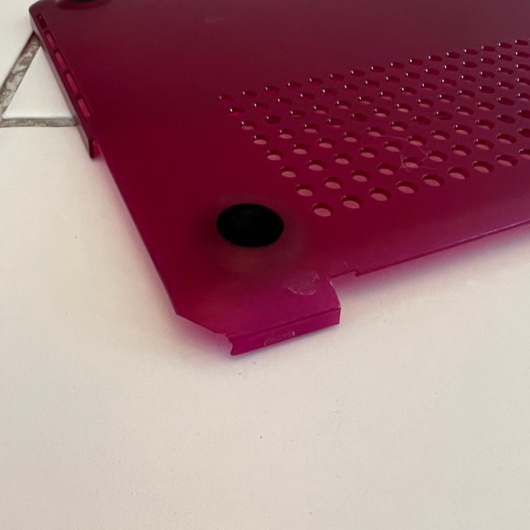 Magenta Incase hard shell for MacBook Pro (15”) - Picture 3 of 4